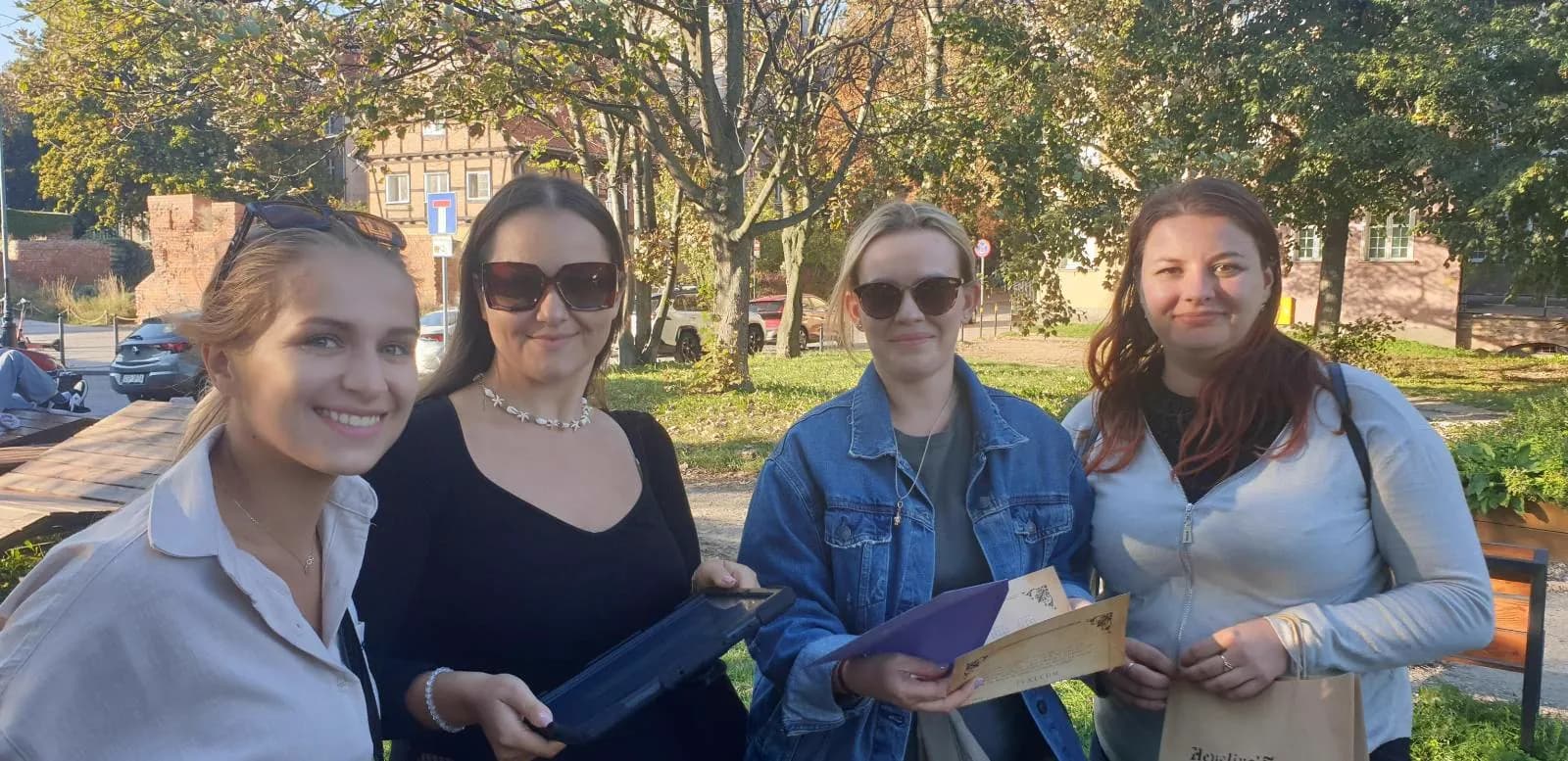 Friends with tablet and clues in the city