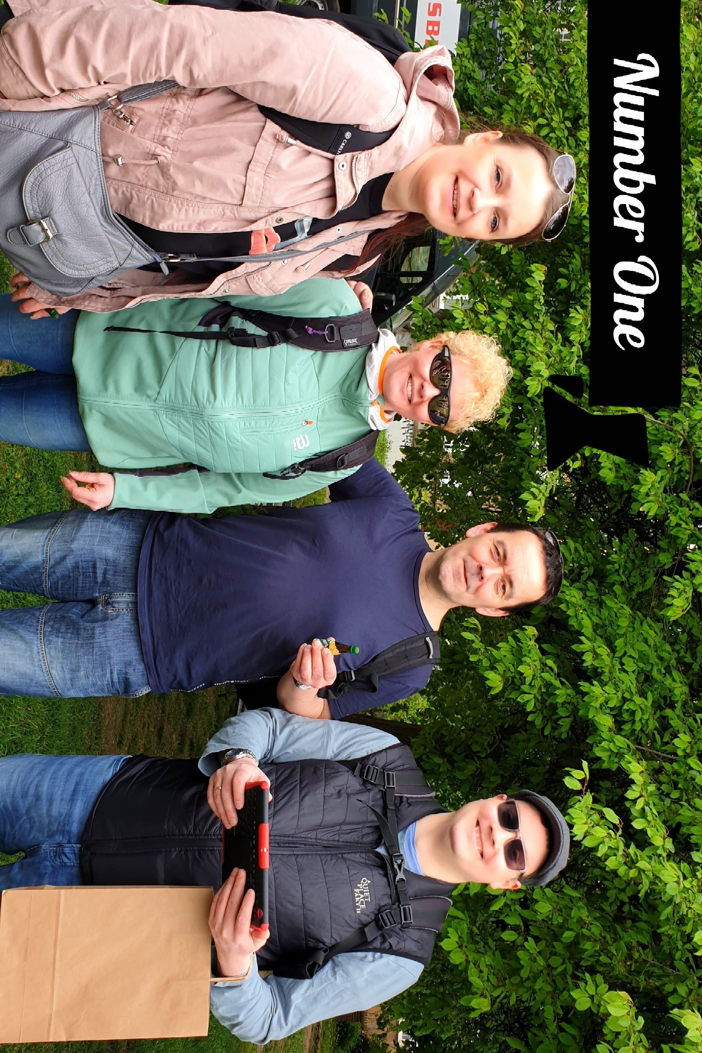 Rodzina podczas zabawy w grę miejską URB Games