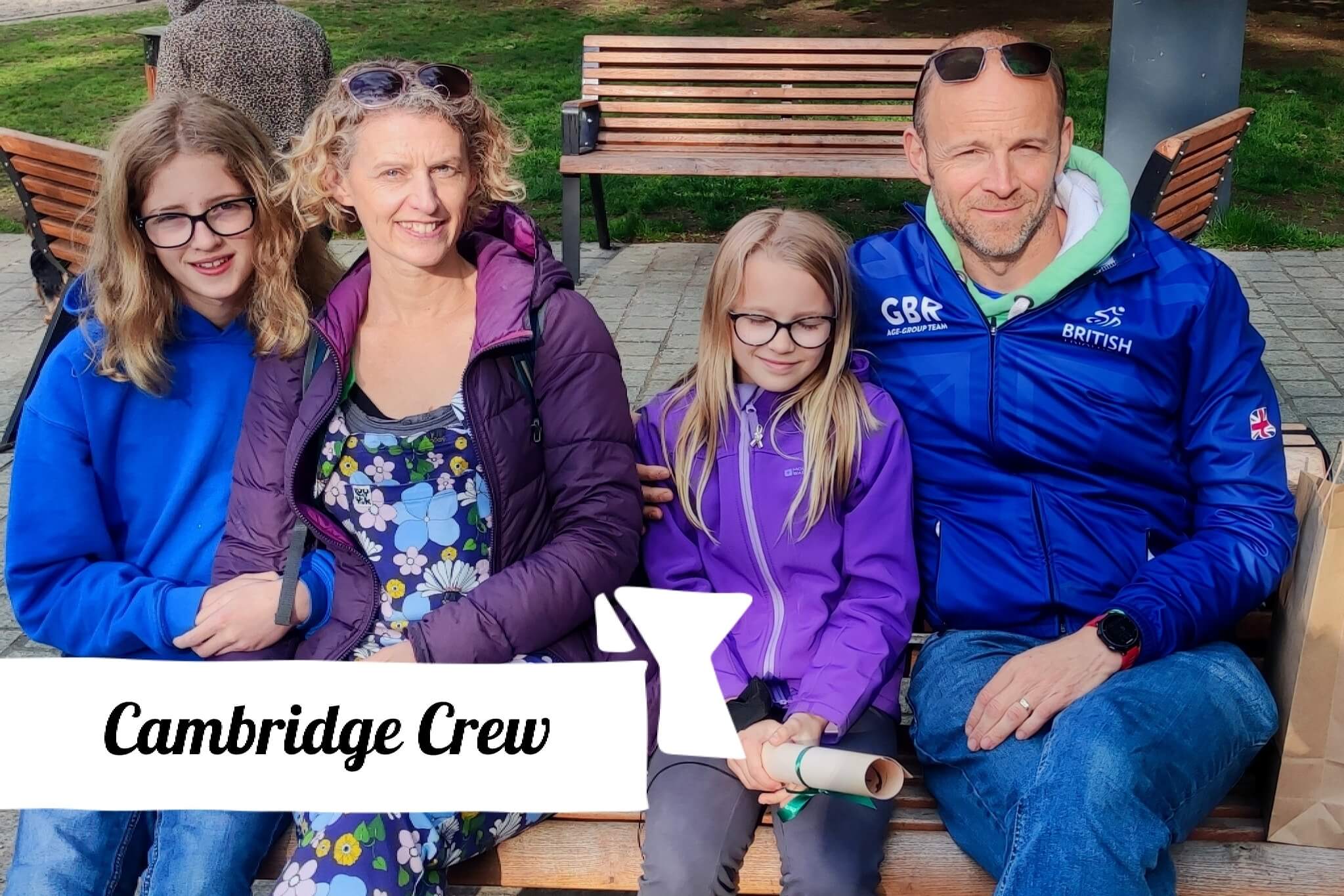 Rodzina z dziećmi podczas gry edukacyjnej na świeżym powietrzu