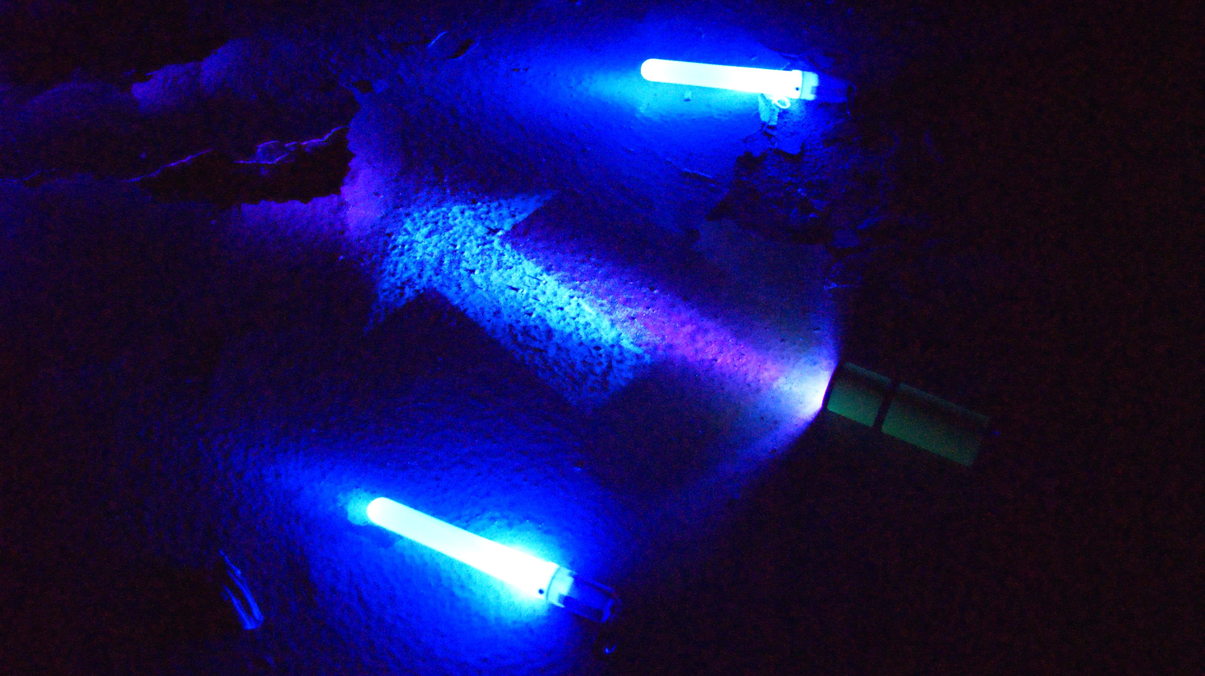 Klimatyczne wnętrze imprezy tematycznej z neonami