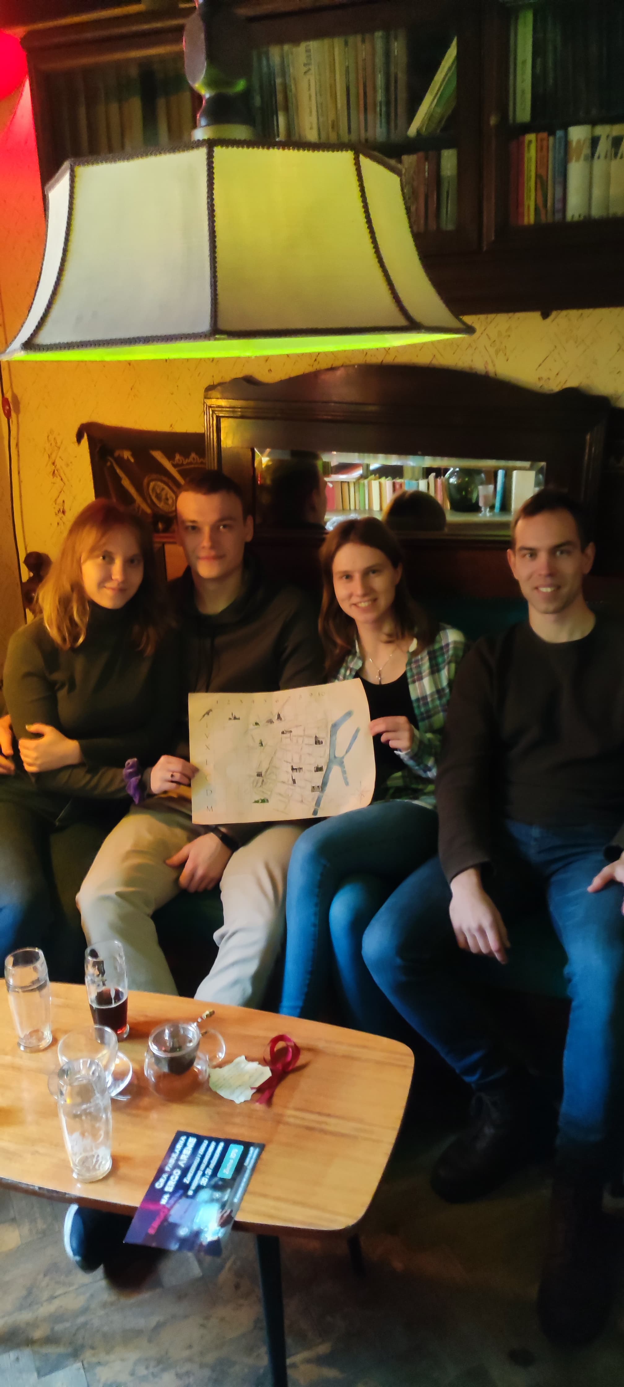 Para podczas kameralnej gry w przytulnym wnętrzu